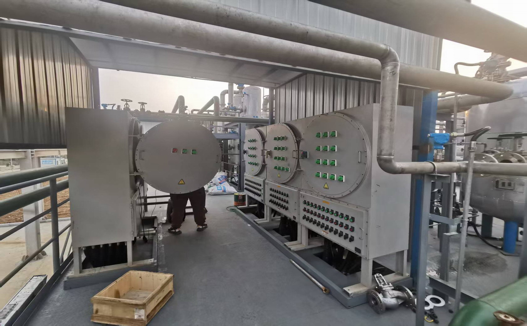 氯硅烷废气处理装置现场防爆配电控制柜调试中.jpg